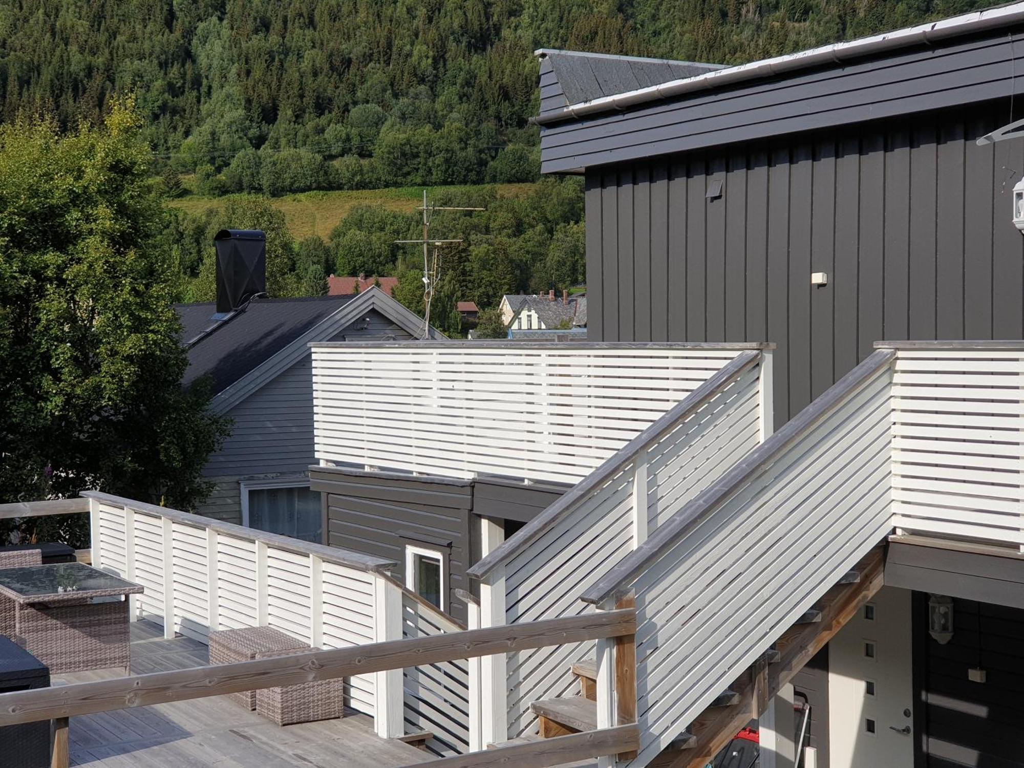 Lyngen Apartments Lyngseidet エクステリア 写真